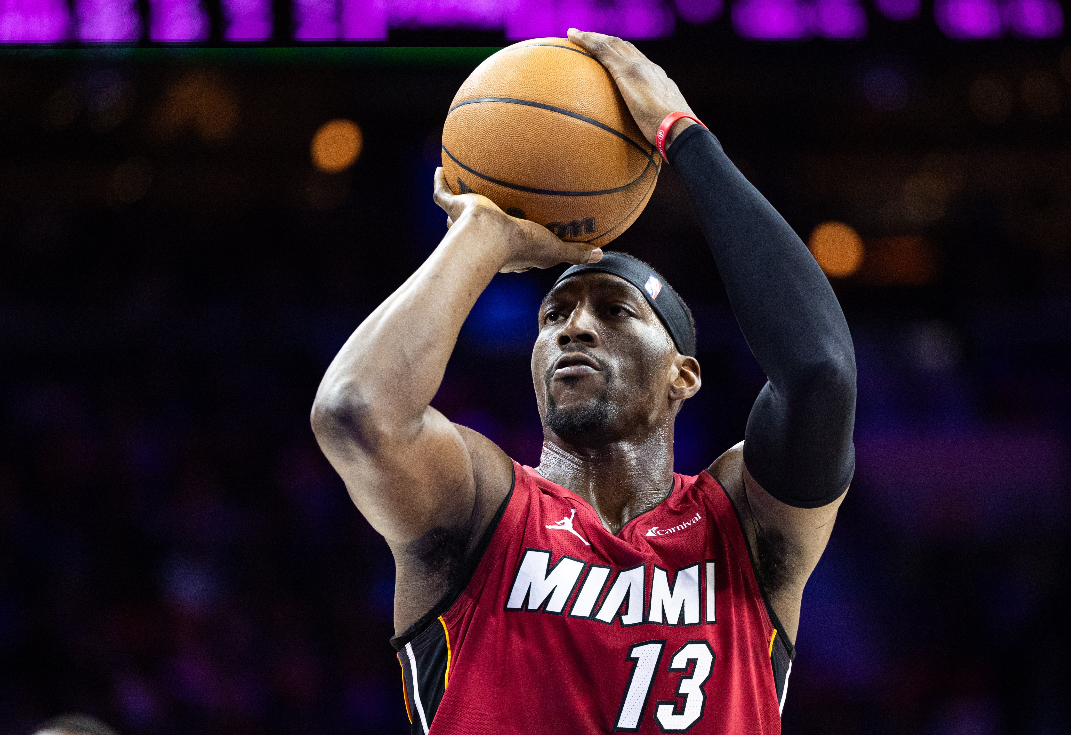 中锋互爆!艾顿首节6中4拿8分3板 阿德巴约5中4得9分3板3助