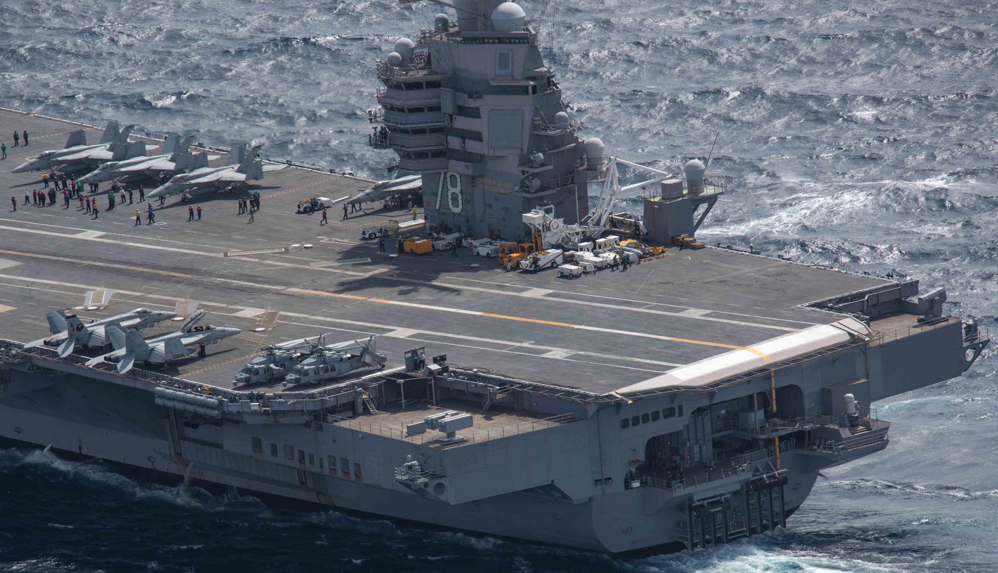 美国海军福特号航空母舰打击群都有哪些舰艇组成?