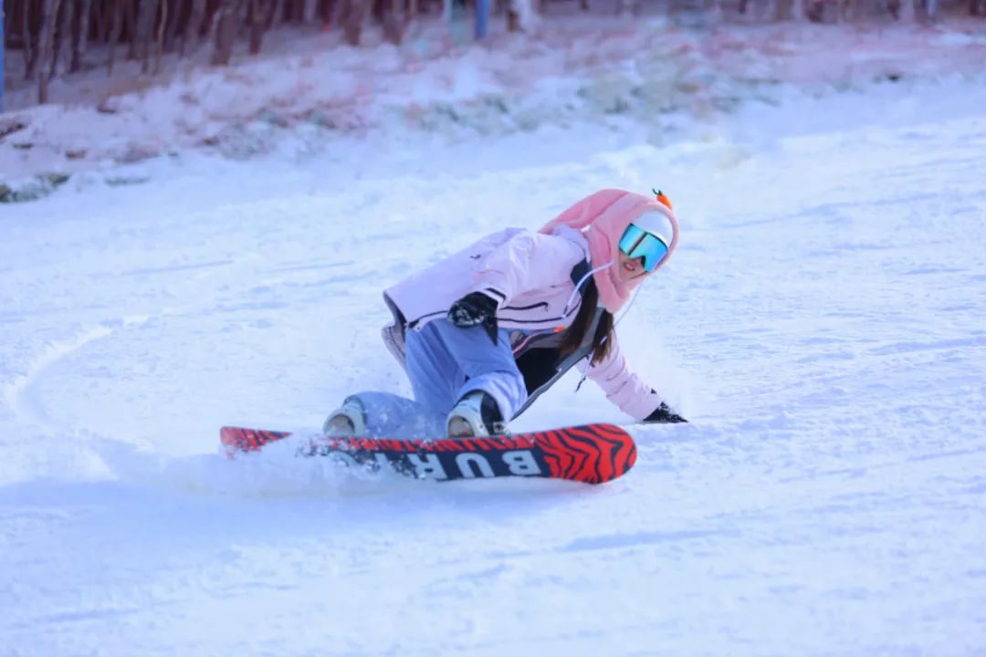 小姐姐穿汉服滑雪,美翻了!