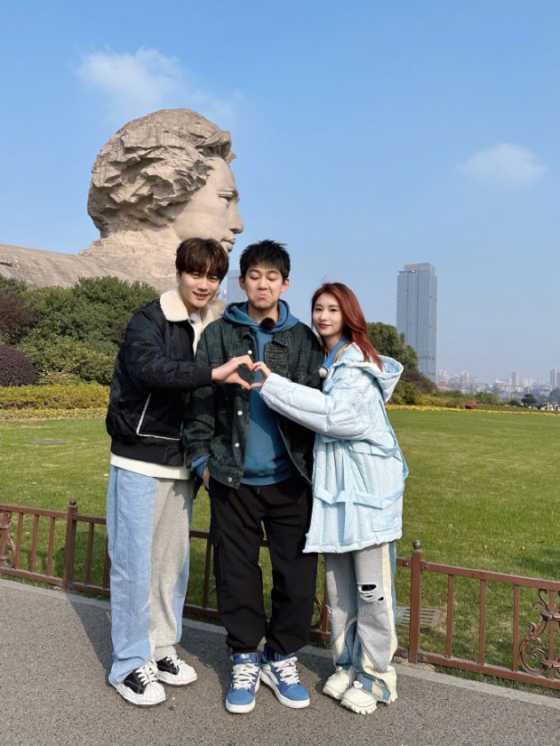 苏醒晒与陆虎和女友游玩合照 表情搞怪仿佛"电灯泡"