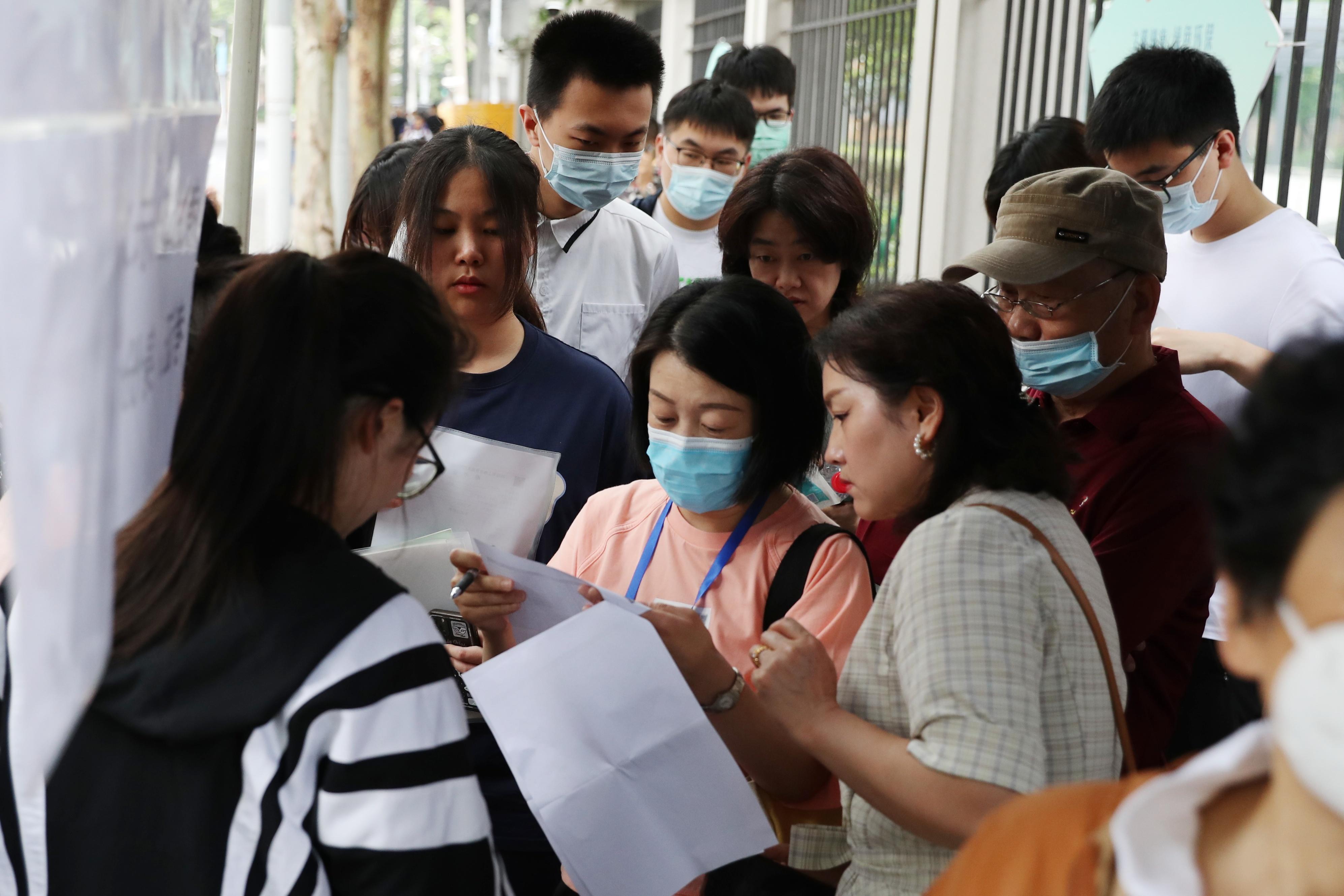 在现场丨记者直击五爱高级中学高考送考现场