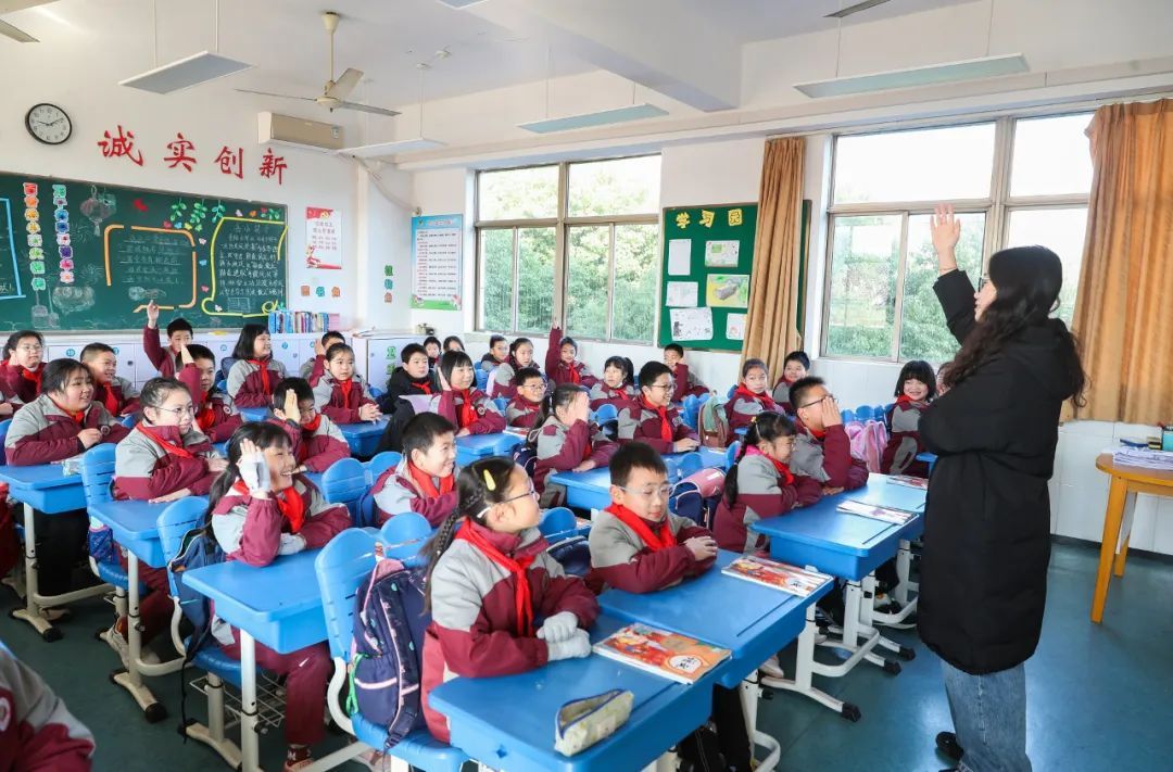 斑斓风车祝福新学期,岳阳小学"云间气象站"展现新气象