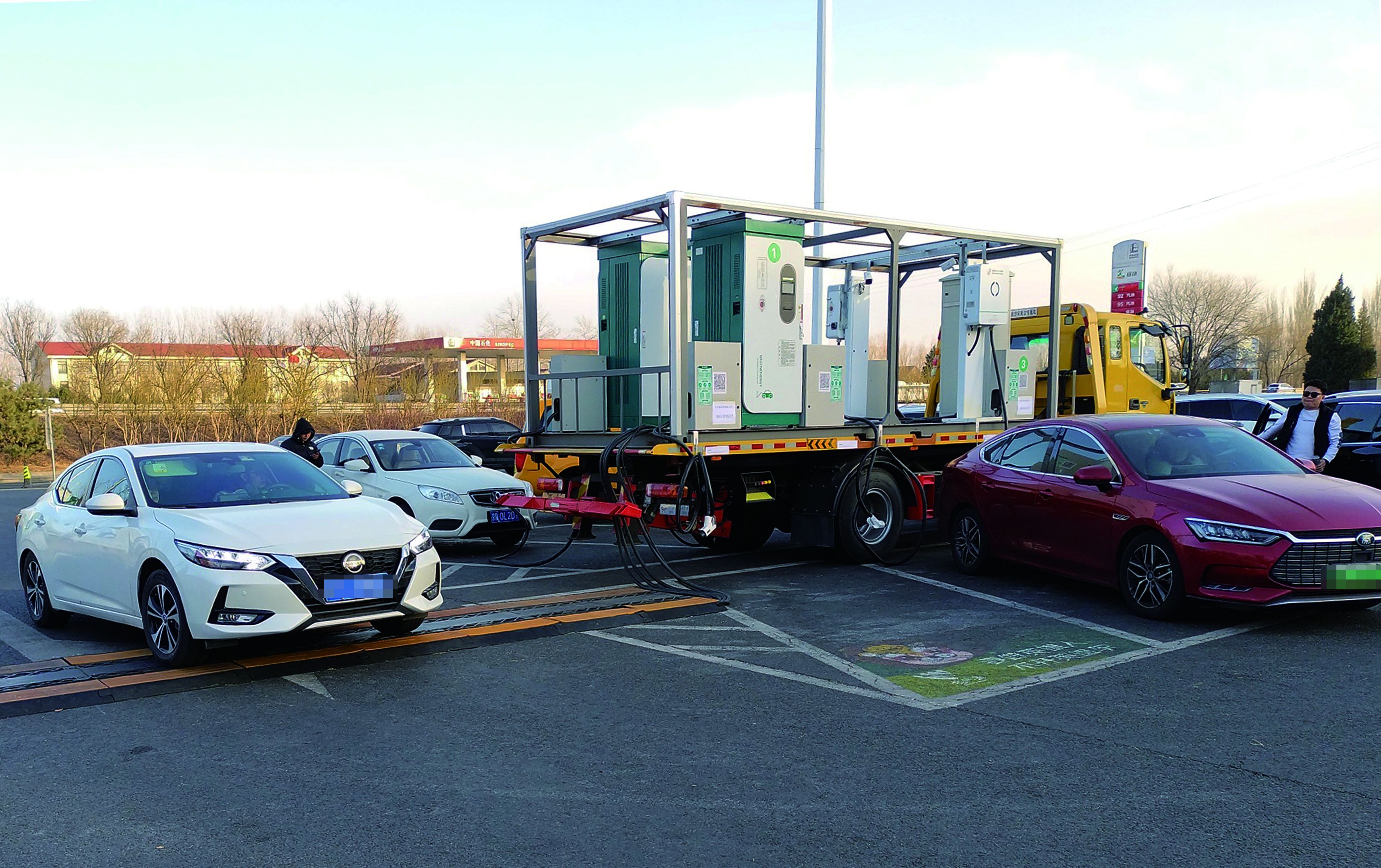 北京高速服务区充电站完成"体检",大流量站点临时增配充电桩