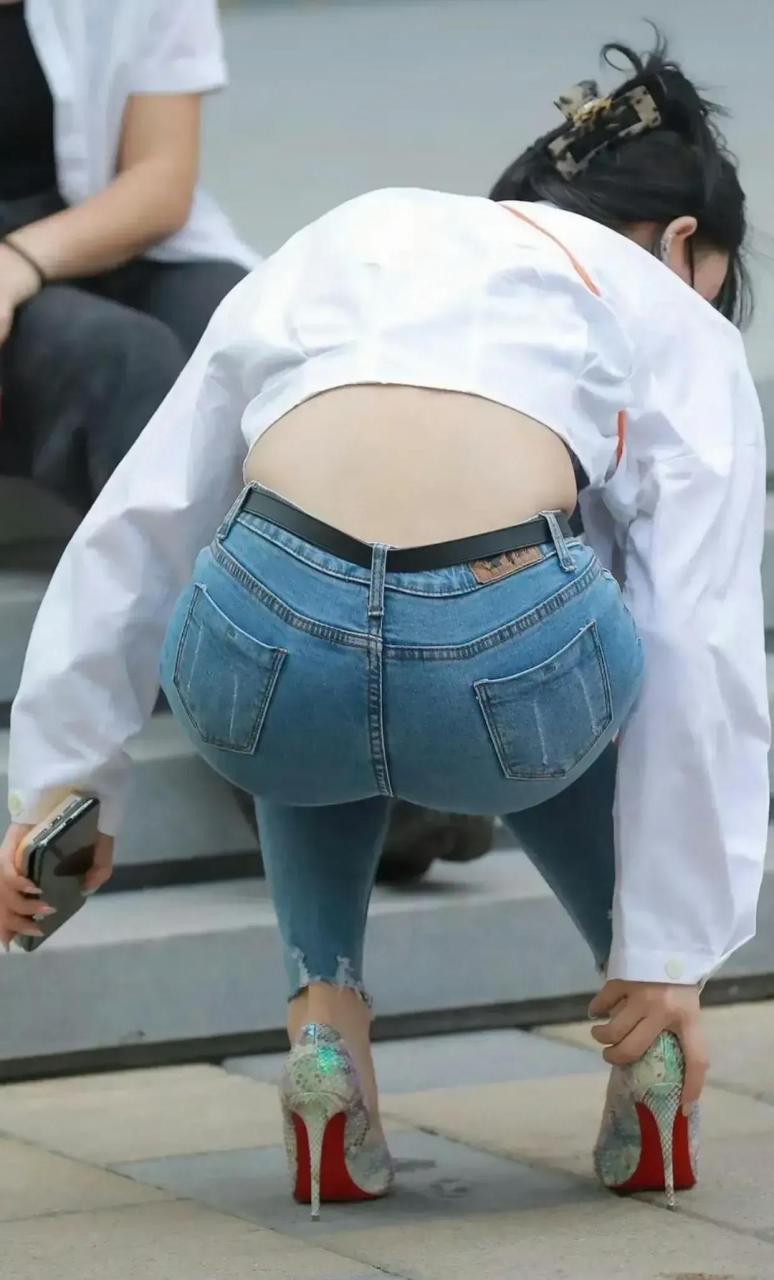 微胖丰满性感女神# #性感紧身牛仔裤