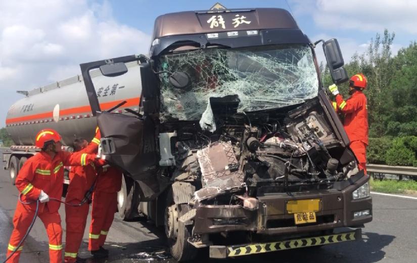 高速上油罐车追尾货车 驾驶室撞瘪两人被困