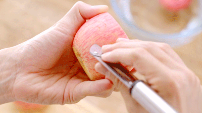 先将芒果削去外皮,横切成半后切成薄片.