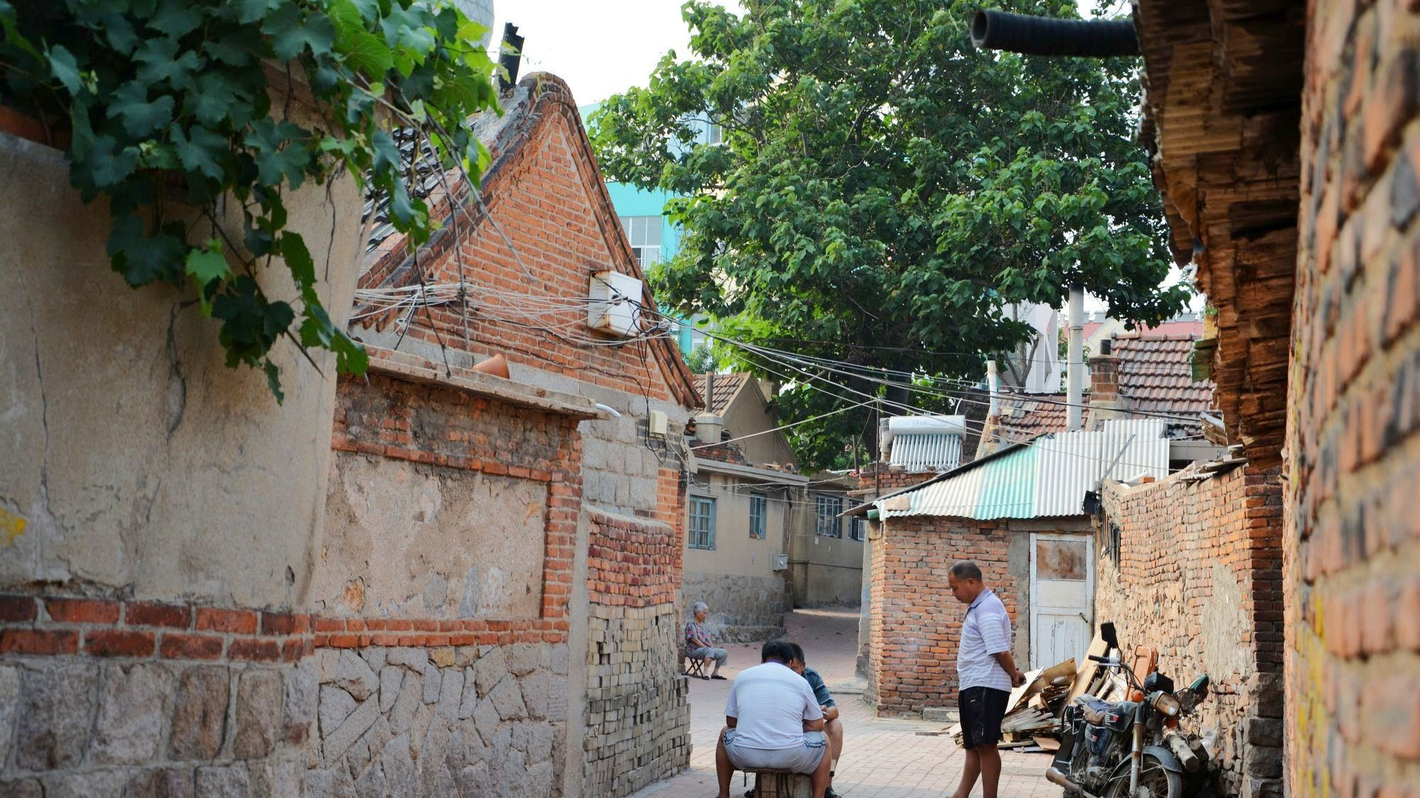 青岛一处城中村,年轻人聚集的地方,却被称为高楼下的黑暗面