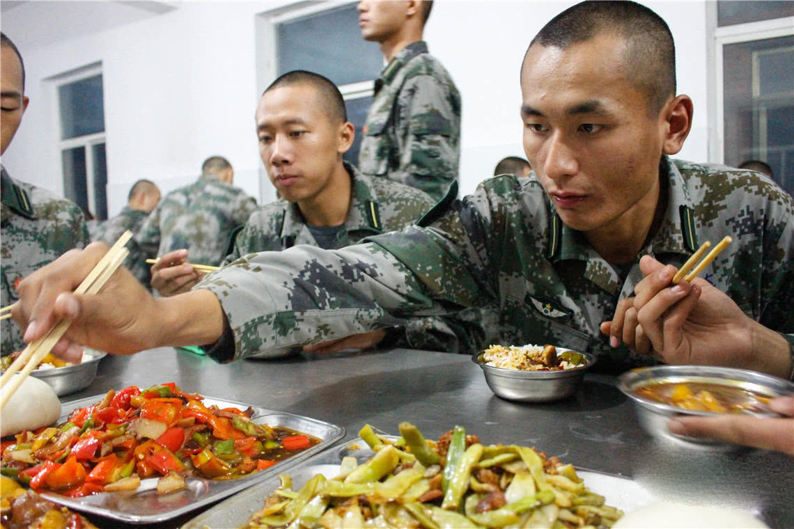 部队伙食图片