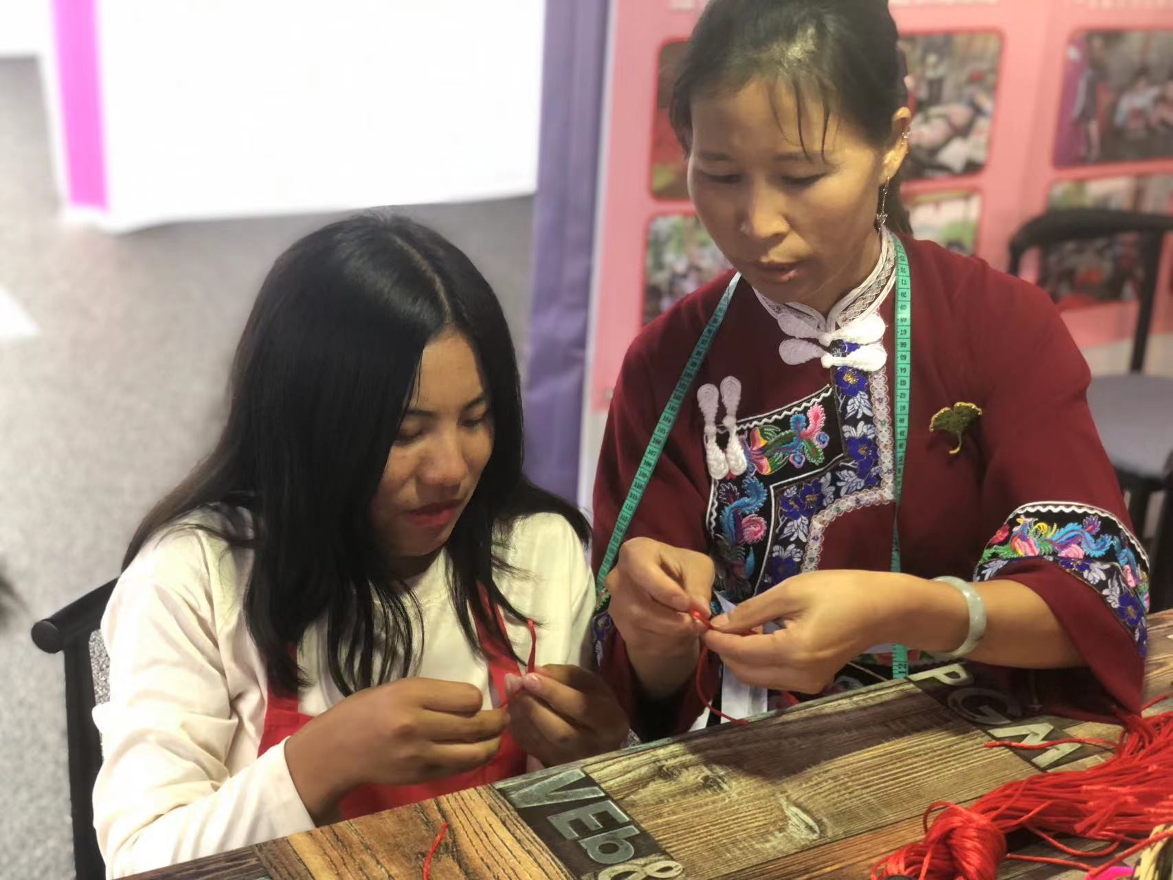 齐敏:双巧手编织出美丽人生 身残志坚带动残疾人就业