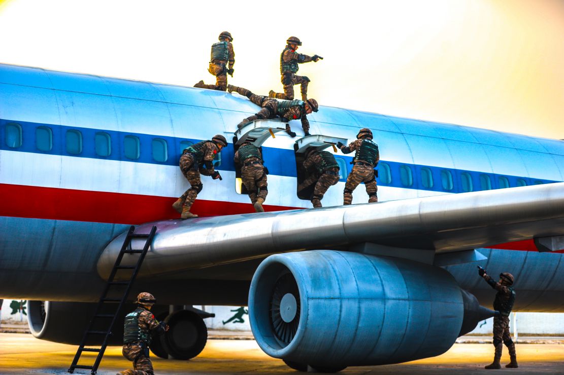 突击营救:武警山西总队机动支队开展反劫机演练