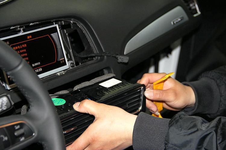 1,拆卸新宝来的车载cd机需要注意,这类音响设备通常是通过嵌入式安装