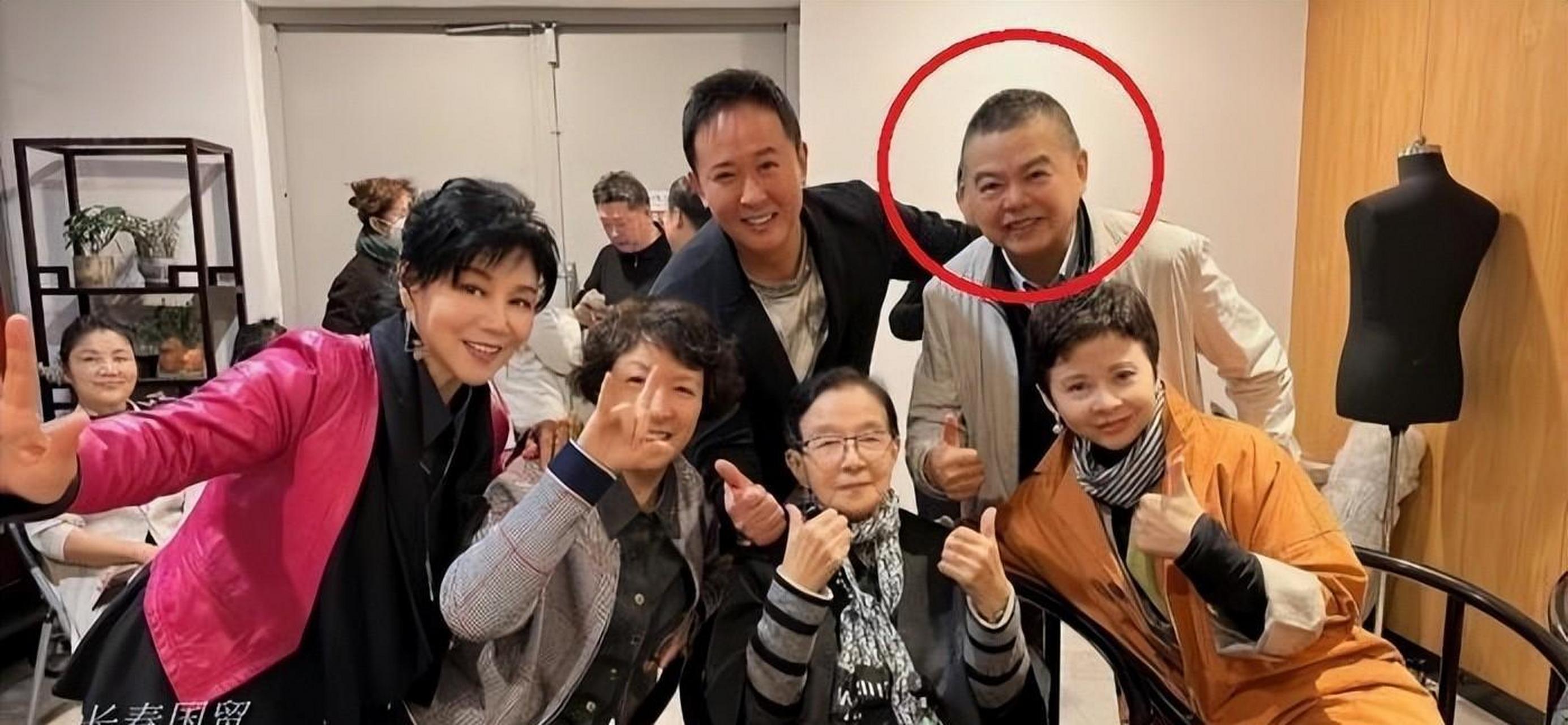 董文华老公张楠曾是一位电视剧导演,二人于1984年结婚,婚后生有一子.