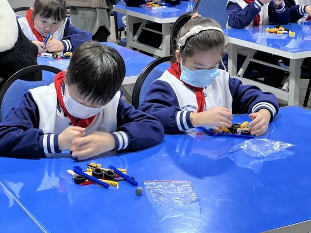 10月30日,上海路小学的同学们和乐高老师一起探索投石车,投石车是古代