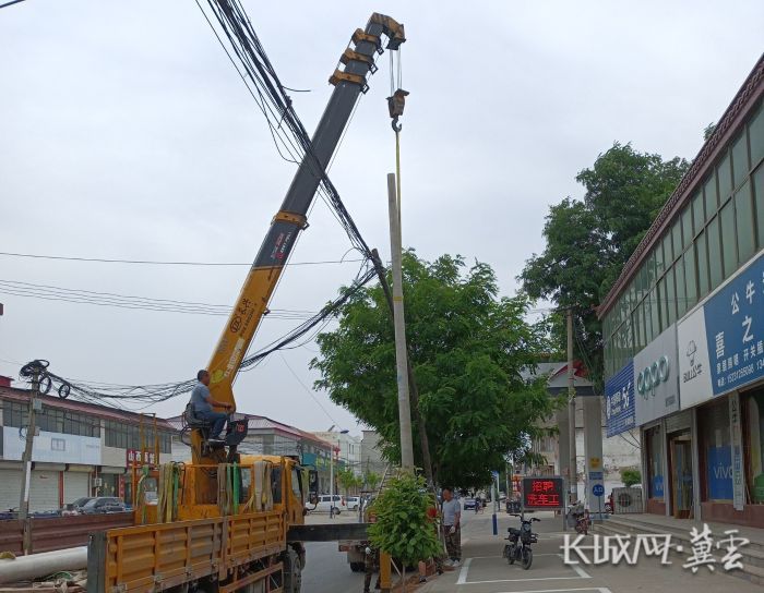 定州市庞村镇:整治空中线缆 扮靓美丽家园