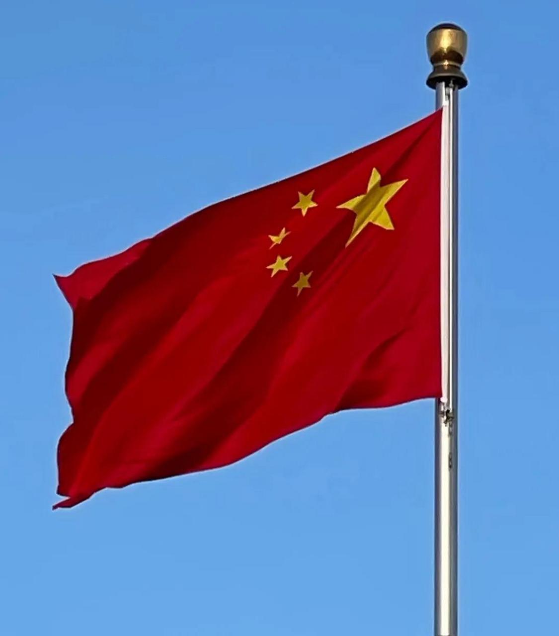 北京天安门广场是中国的国家象征和政治中心,位于北京市中心,南北长