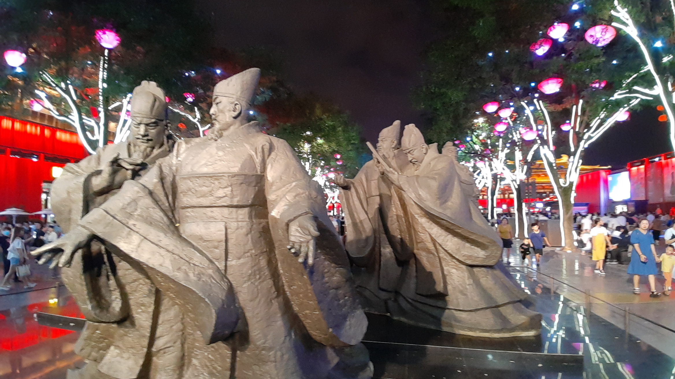 大唐不夜城,再现了大唐盛景,在这里可以竟夜游玩的!