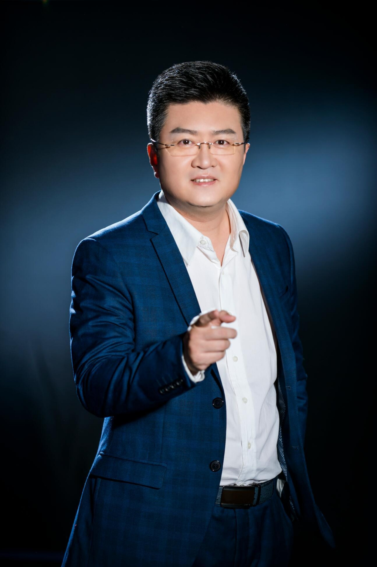 传递爱与相信!深圳著名节目主持人洪涛邀您一同朗诵晶报2022新年献诗