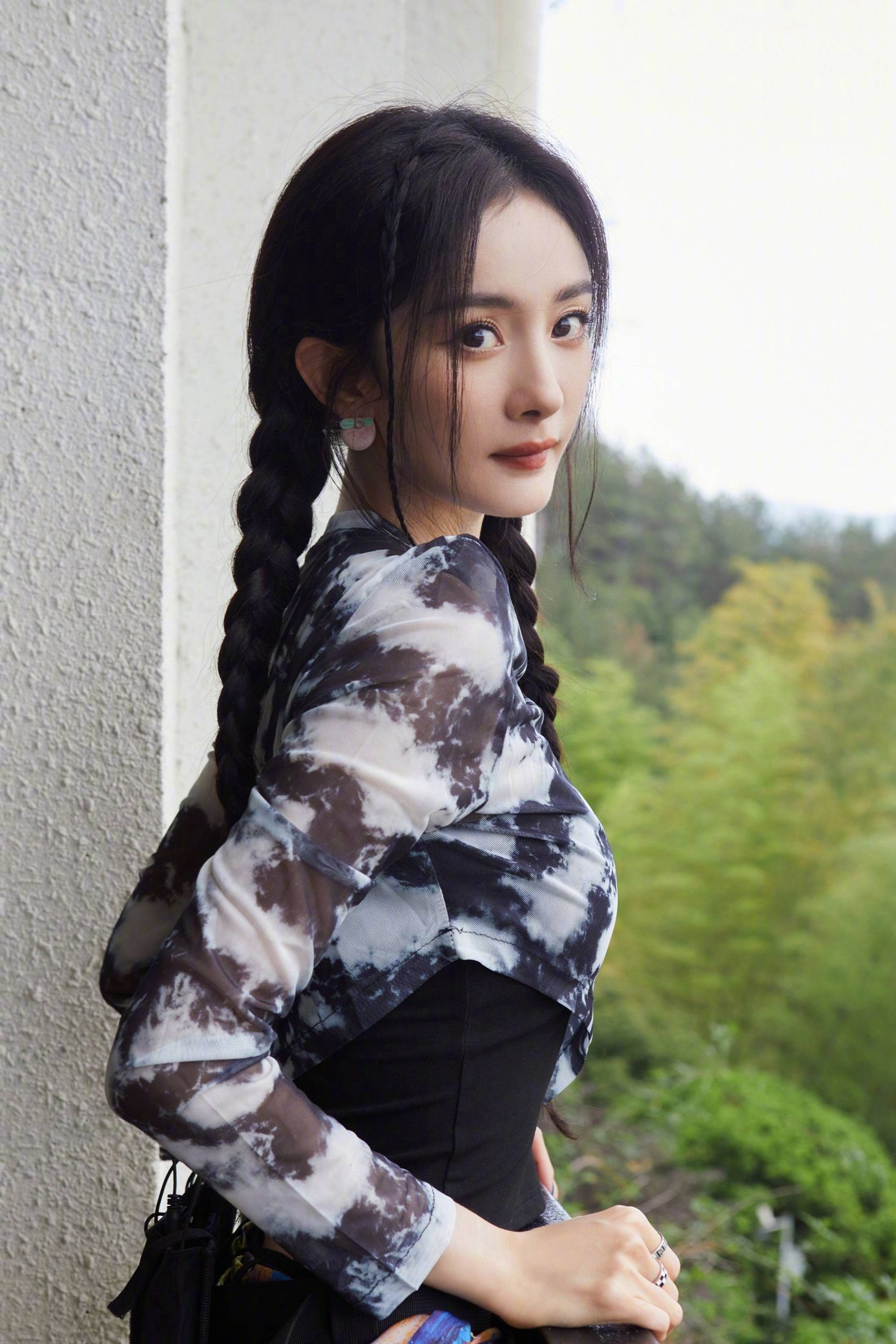 杨幂麻花辫青春活力写真