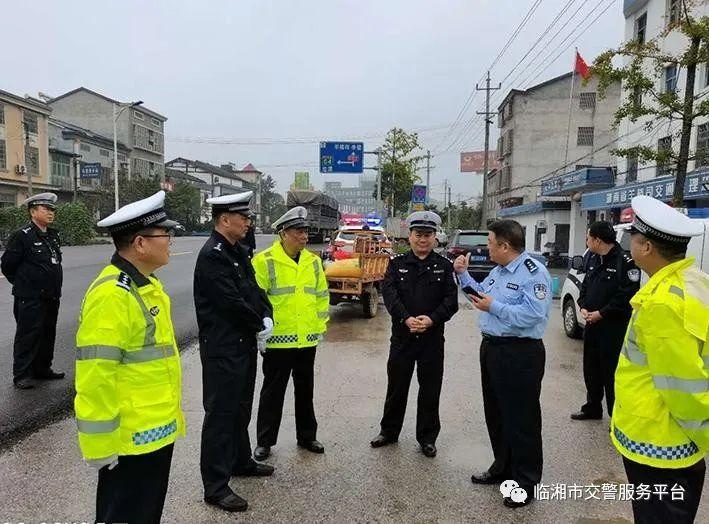 岳阳交警支队长易昊赴临湘督导国庆中秋假期后段交管工作