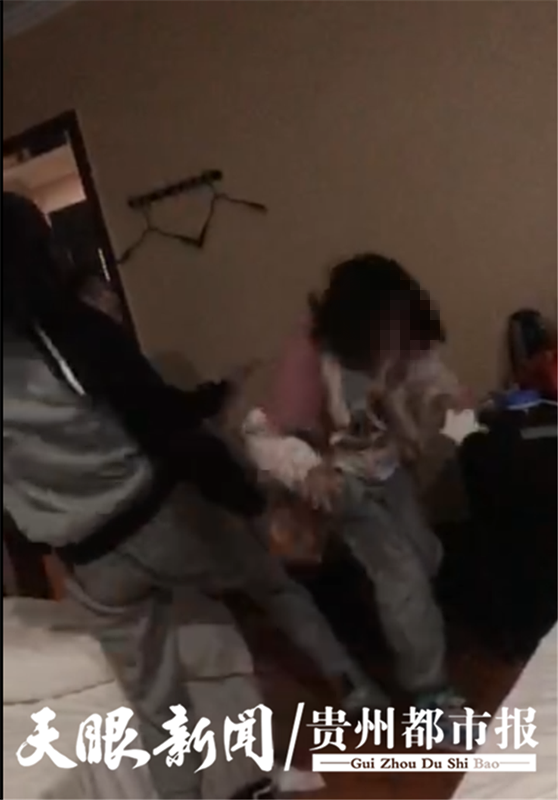 网传安顺镇宁一女孩遭暴打 警方已介入调查