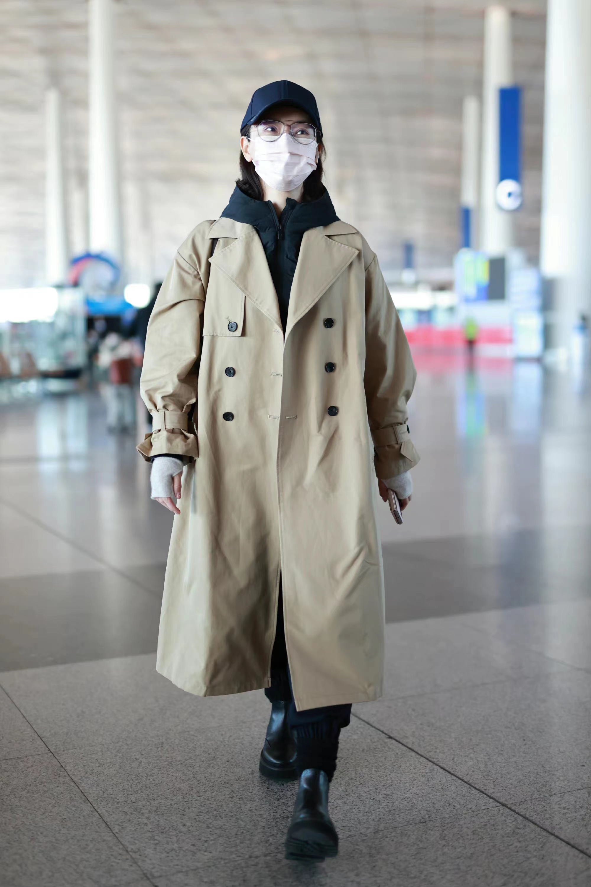 陈数一身潮装走机场,卡其色风衣配短靴,45岁了气质很出众!