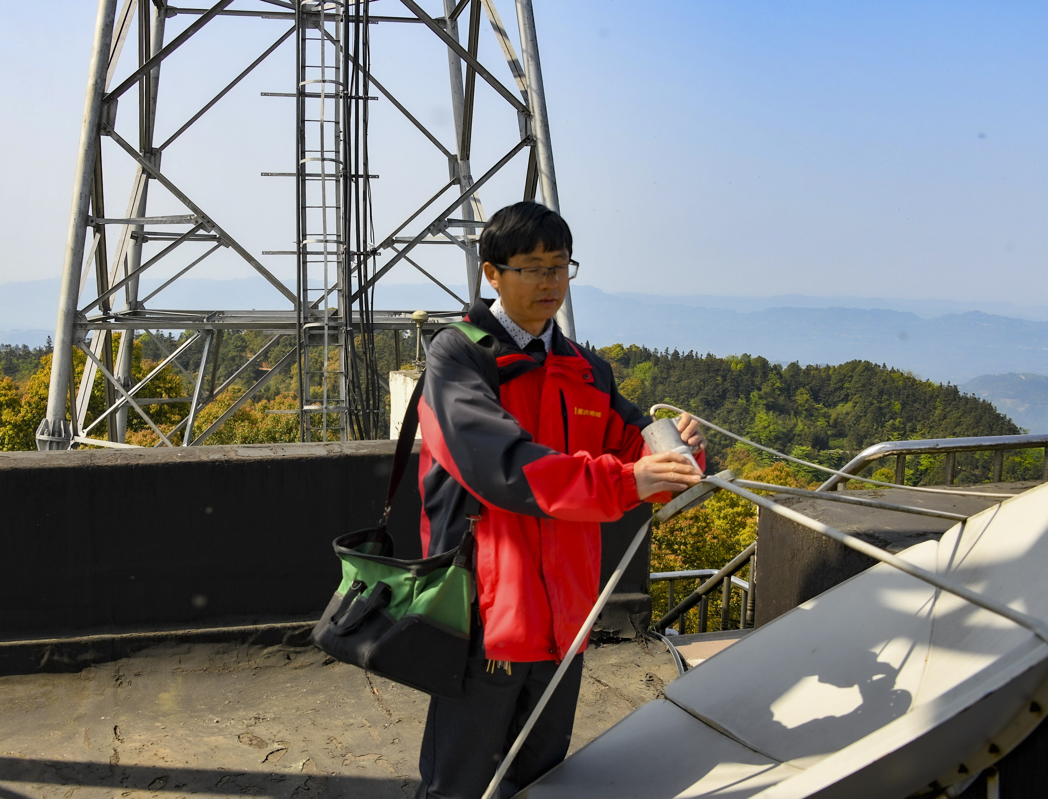 2021年度"感动重庆十大人物" 邹光友:坚守大山深处33年