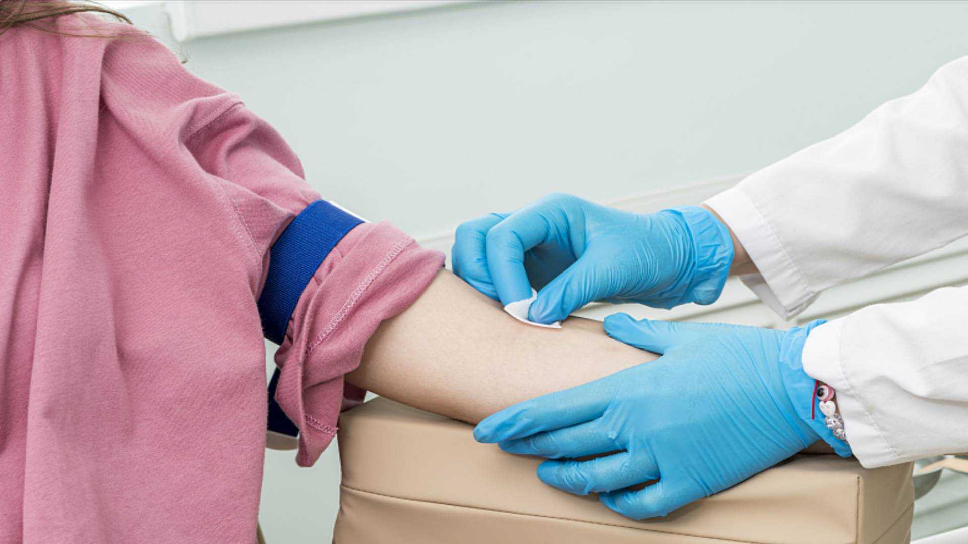 服用退烧药要警惕!酒精擦浴有危险