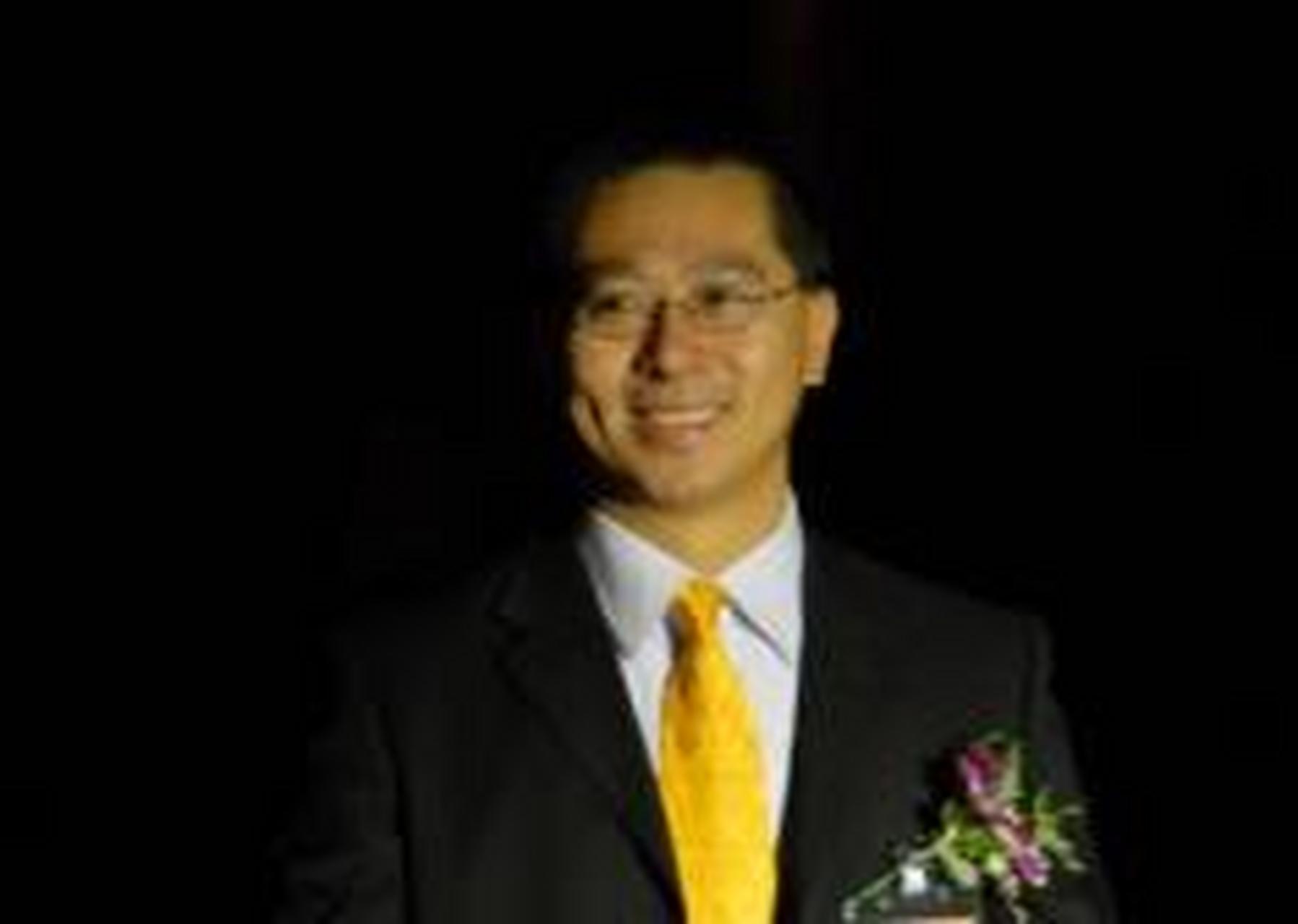 香港华丰贸易公司董事长曾浩仁,广东兴宁人,1964年出生,至今已在家乡