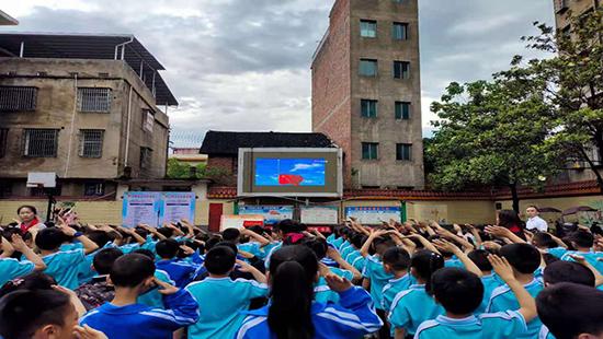 湖南省武冈市红光小学举行"童心向党"少先队入队仪式