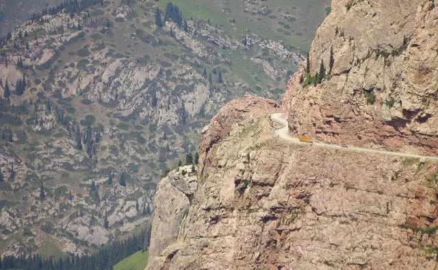 尽管如此 可是沿途经过的风景却一点不比独库公路差 所以伊昭公路也有