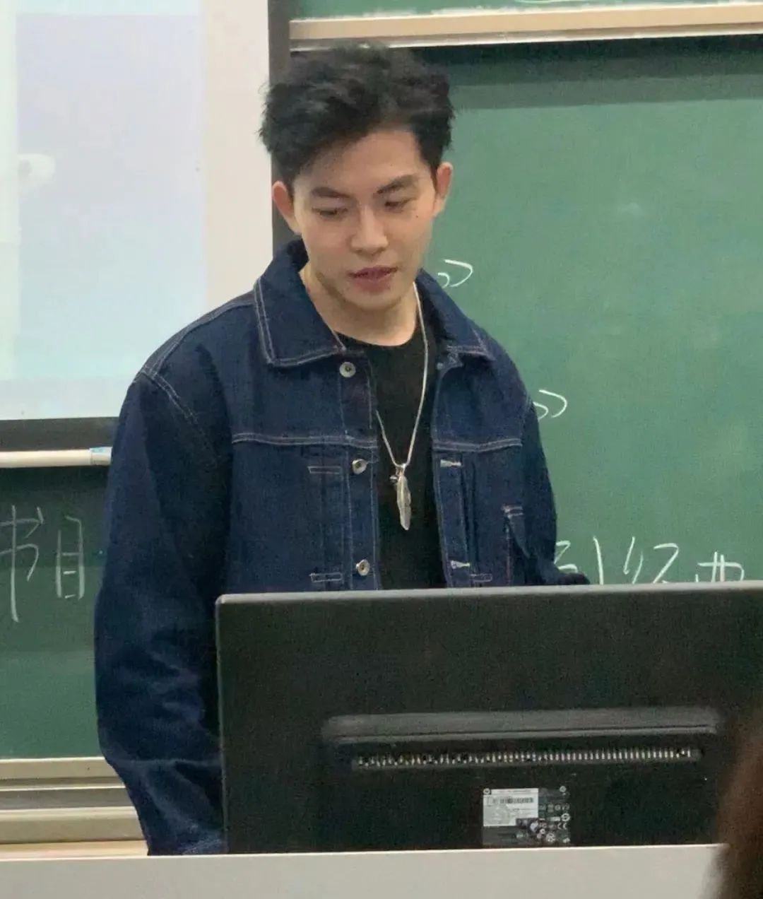 湖南涉外经济学院男老师太帅走红,被质疑整容直接报警!