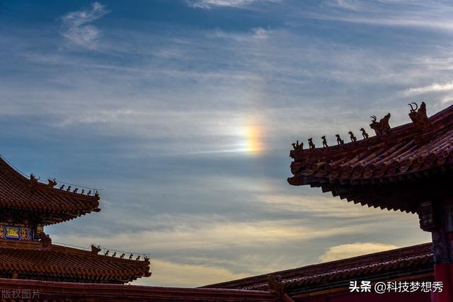 北京故宫上空晴朗天空云丝飘荡,云卷云舒,秋高气爽,惊现七彩祥云分外