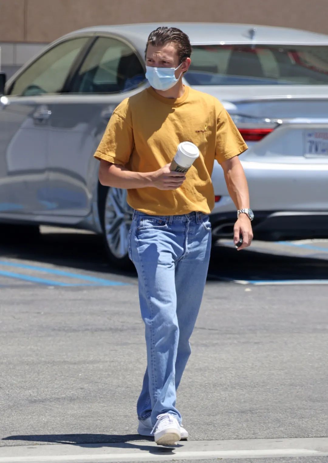 荷兰弟最新新街拍,好秃然啊!