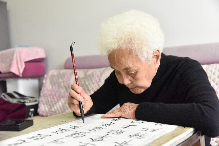 60岁学识字 80岁学画画 这位"传奇奶奶"说90岁还要办画展!