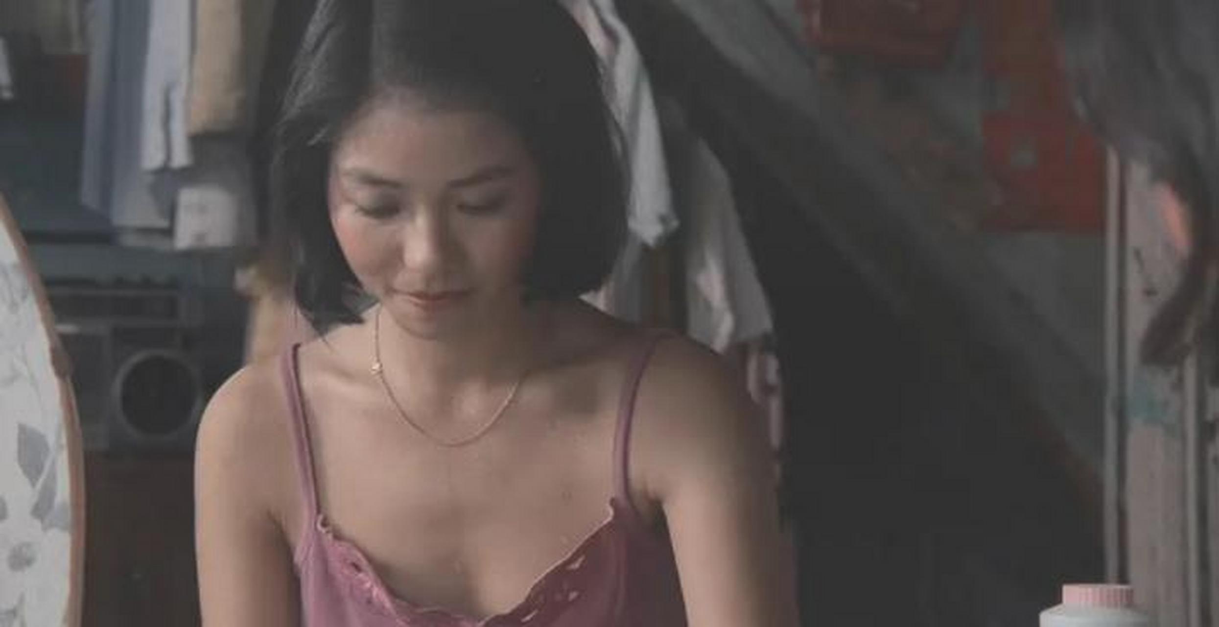 在八十年代的香港,无数内地的年轻人看到了这个城市