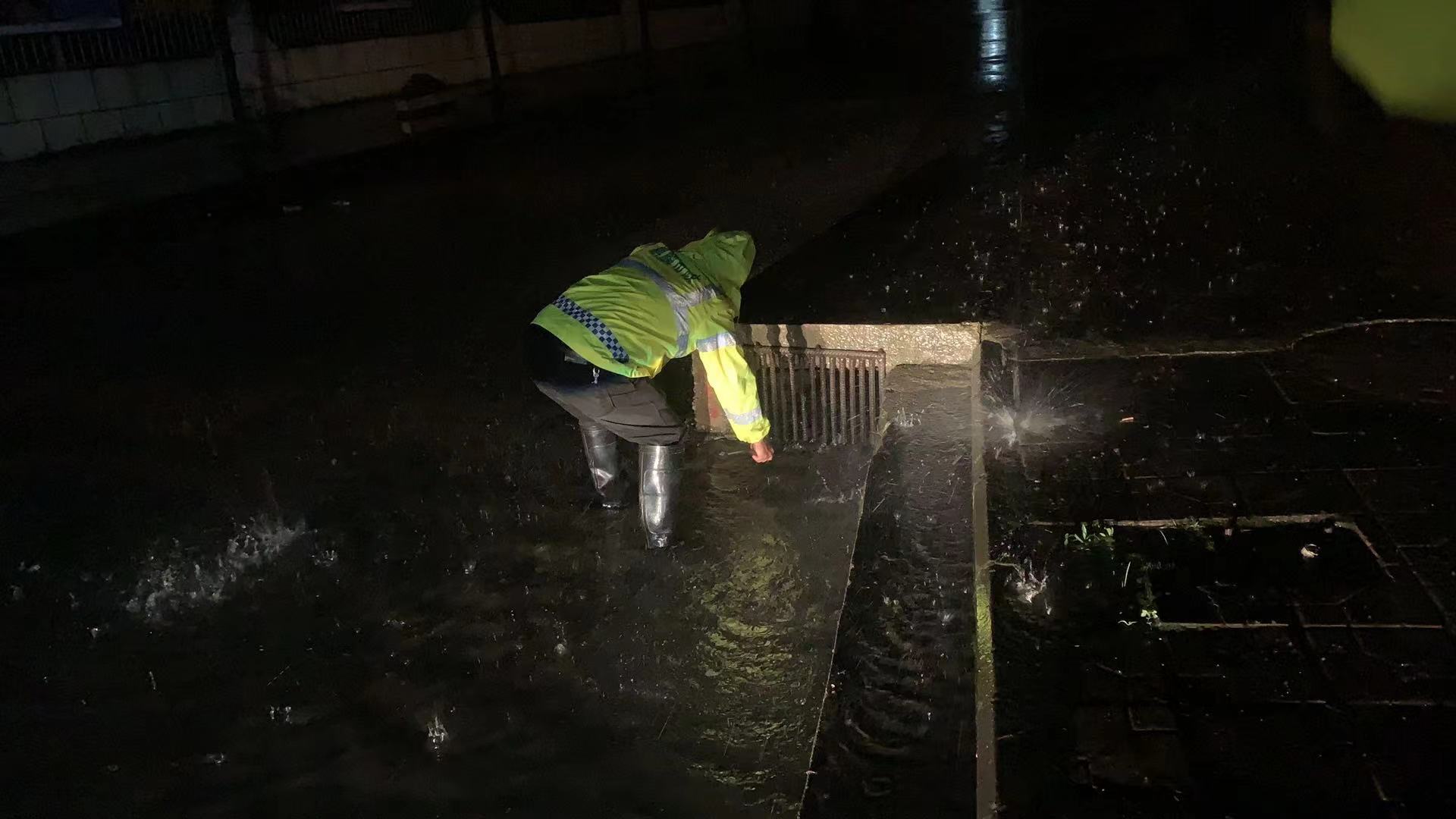 记市政工人的雨夜