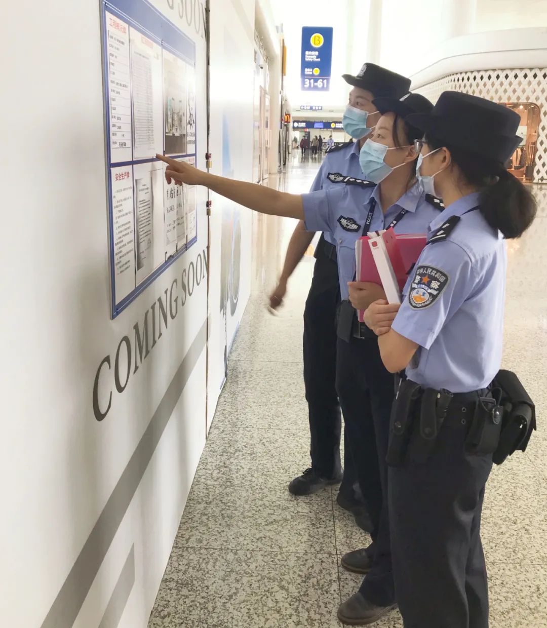 「祝福祖国守护平安」"空港警花",国庆假期不打烊!