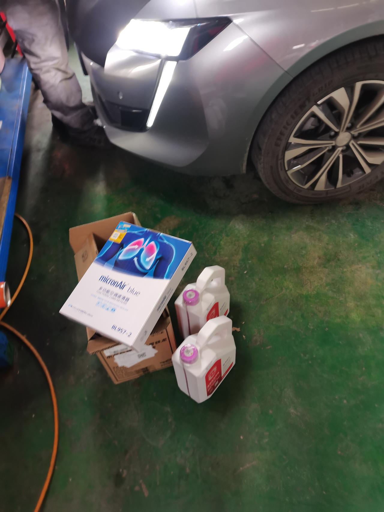 我们将更换道达尔品牌的机油巴斯夫g30防冻液同时还会更换空调滤芯