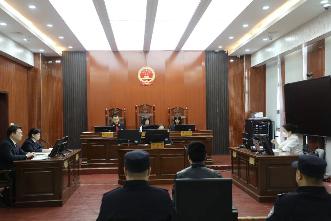 砸碎展柜玻璃将黄金首饰装入兜内逃离……这起盗窃金店案更多细节披露