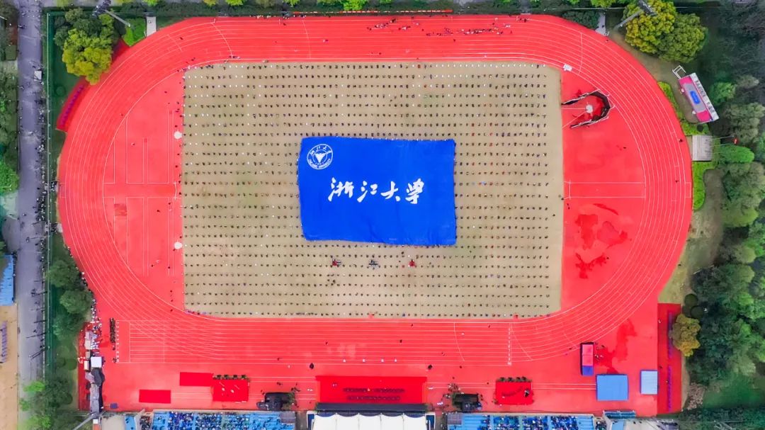 巨型校旗亮相!每人一张合影!这是毕业生专属的浙大排面!