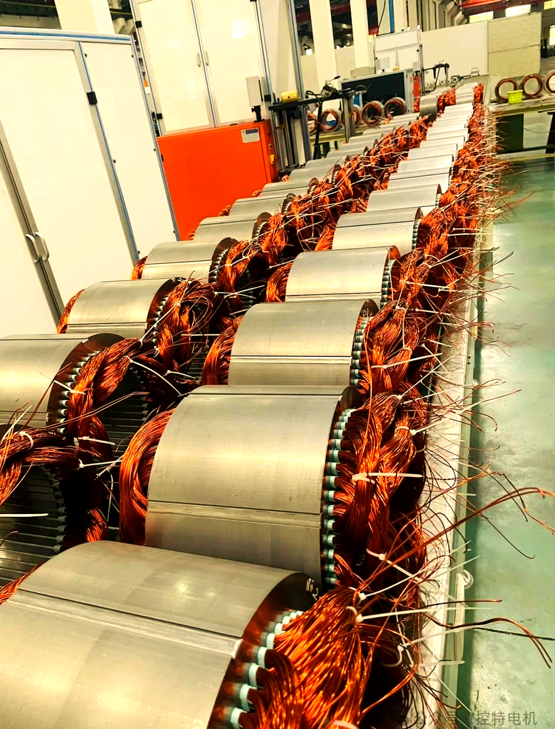 根据绕组线圈元件边在槽内的不同布置方式,电机绕组可以被划分为三大