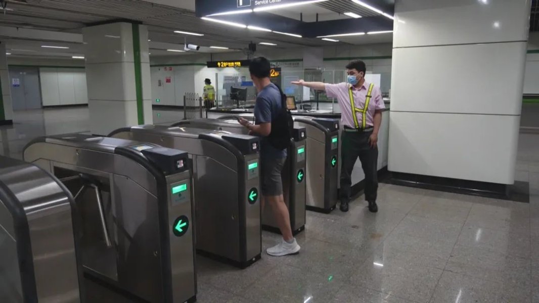 2号线凌空路站启用1,2号出入口,提高车站通行能力