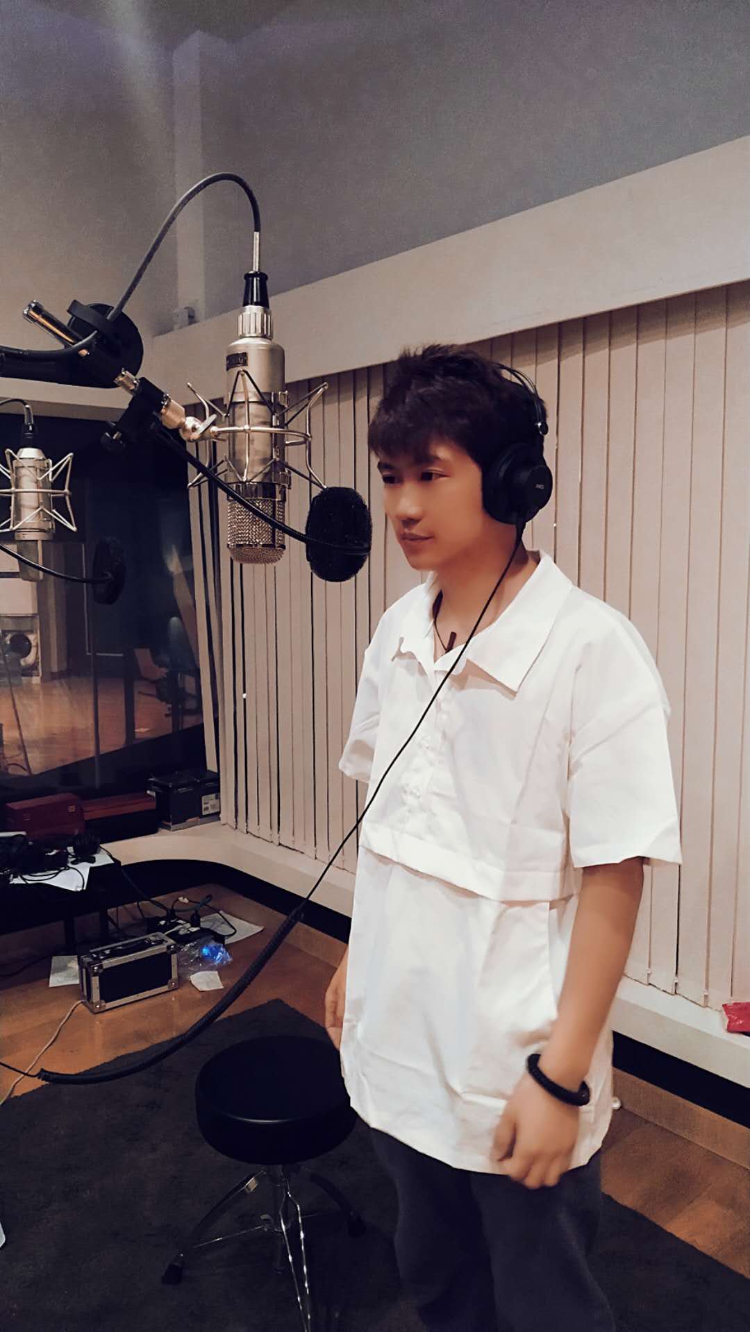 轩东发布新歌《碎银几两》,人生就是一场对抗