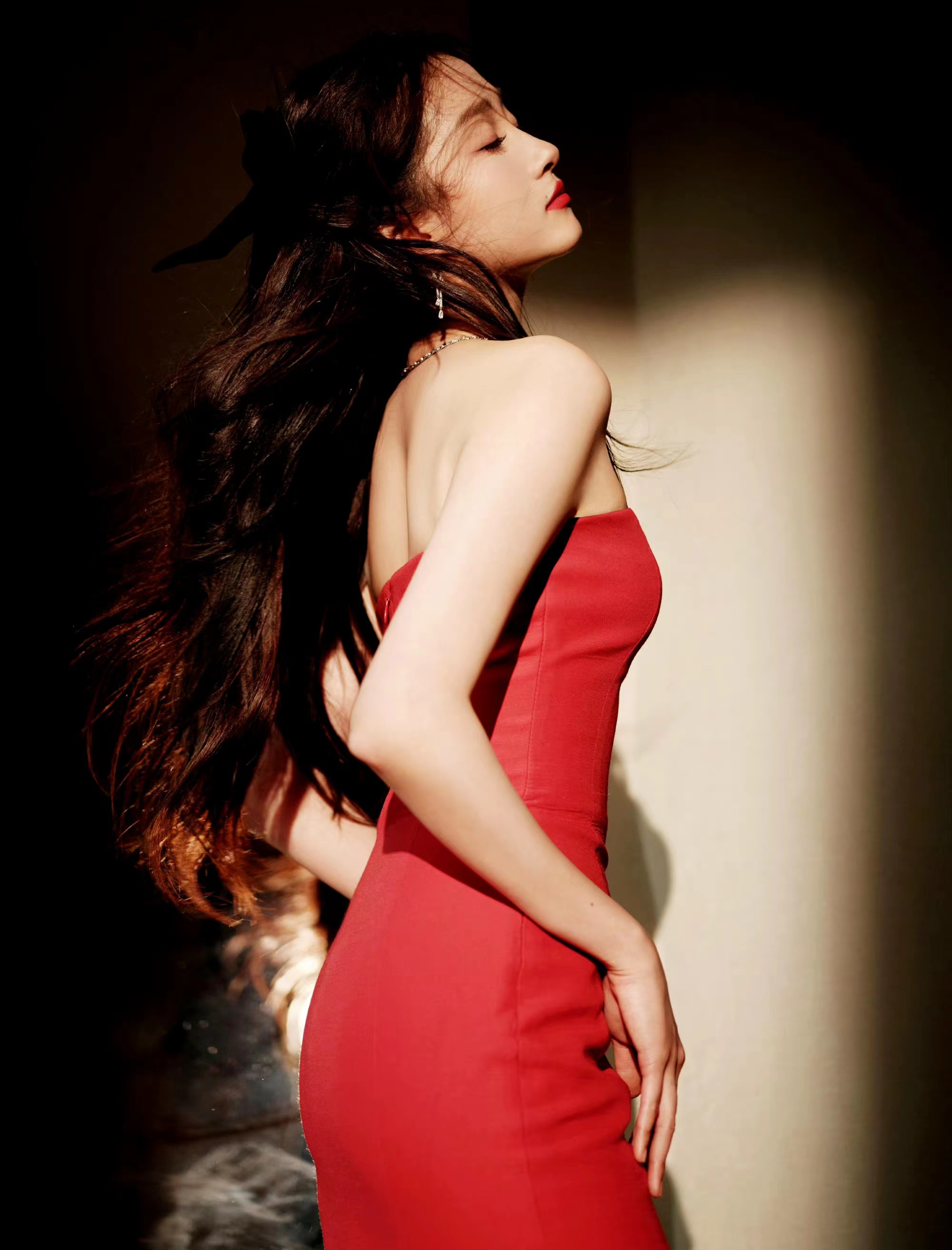 关晓彤北影节主持好美,一袭红色抹胸长裙,优雅大方又显气质!