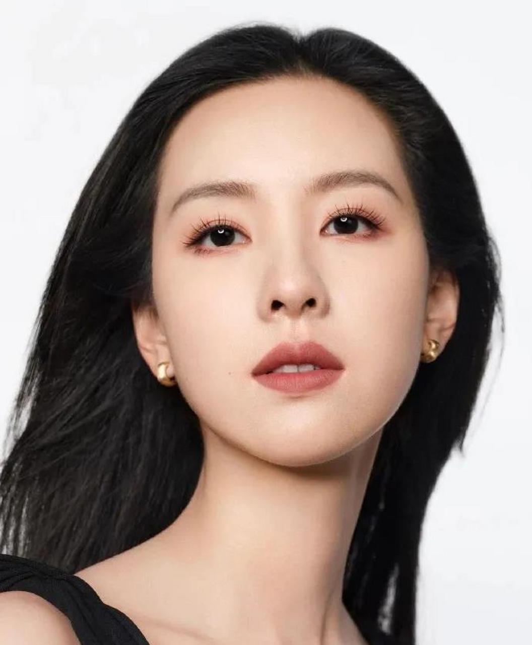 陈都灵刚宣了ysl美妆品牌挚友的资源,商务代言资源方面总算是有了新