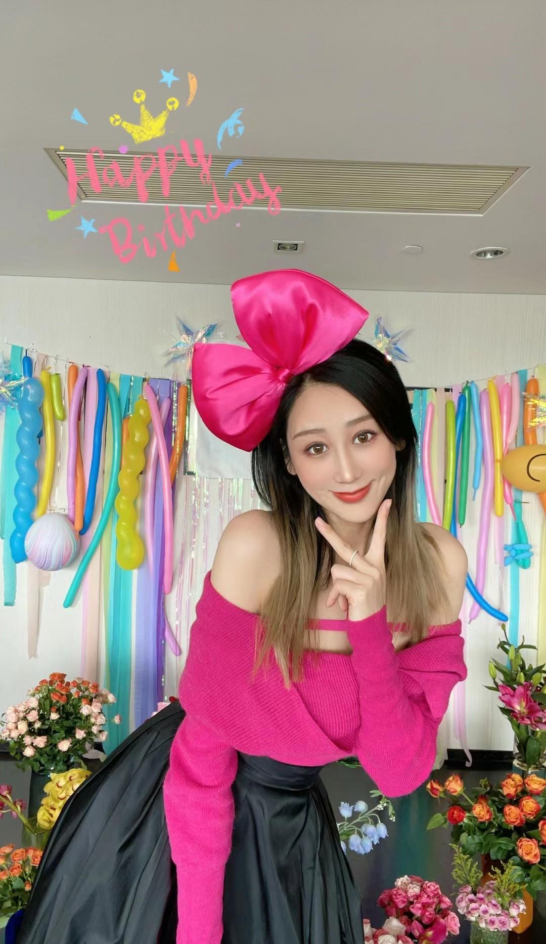 陈浩民老婆蒋丽莎生了4孩身材也很好,穿粉上衣锁骨明显,好迷人