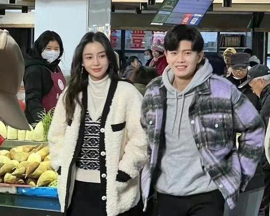 baby巴黎晚宴为大佬献唱,身材火辣穿着清凉,演唱背景音未消遭批