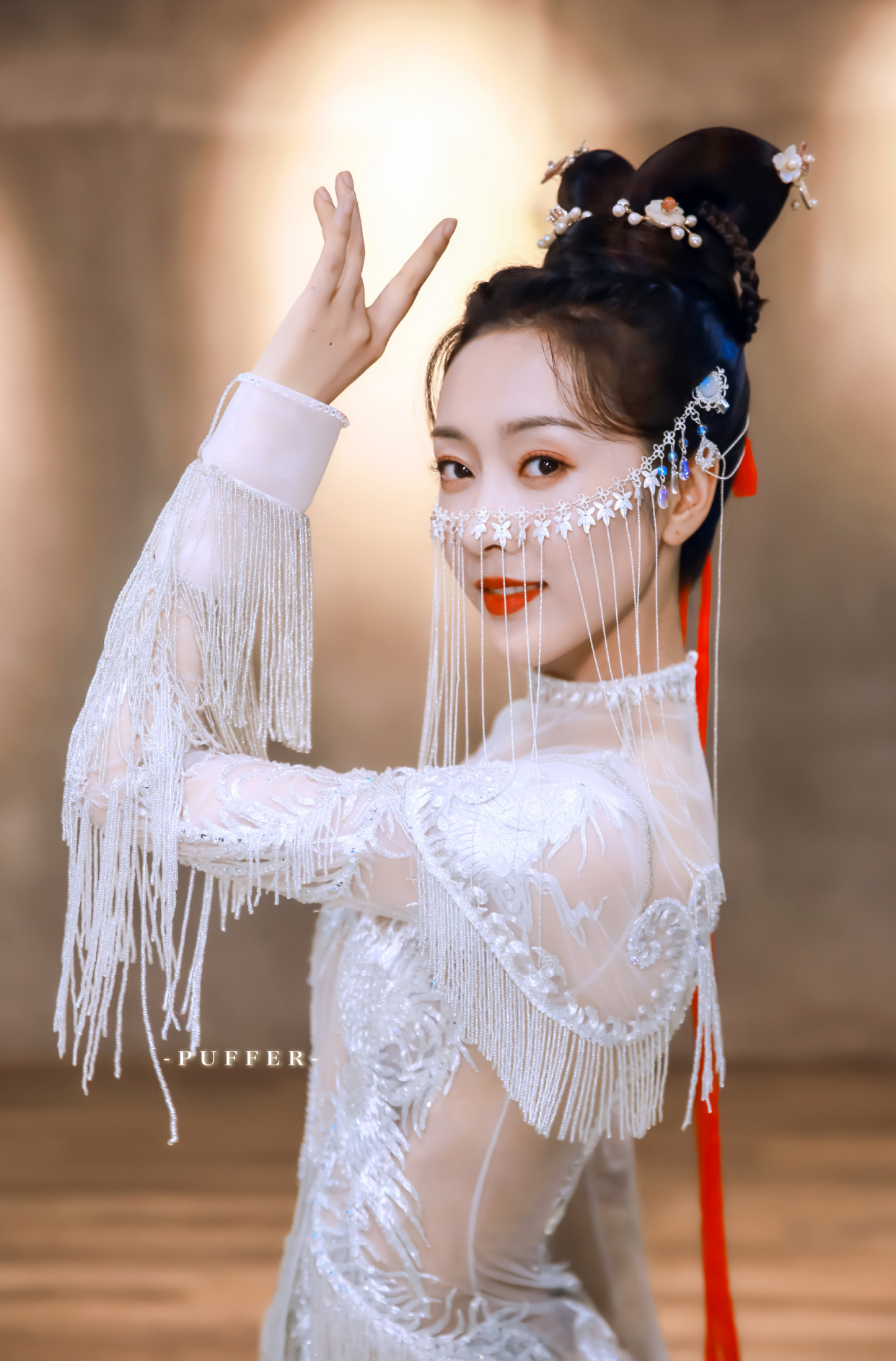 宣璐越来越有女人味,穿流苏古装也挡不住"曲线美",太惹眼