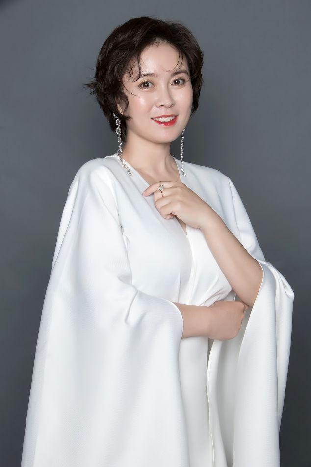 朗诵者:王婵,民革党员,国家一级教师,朗诵爱好者