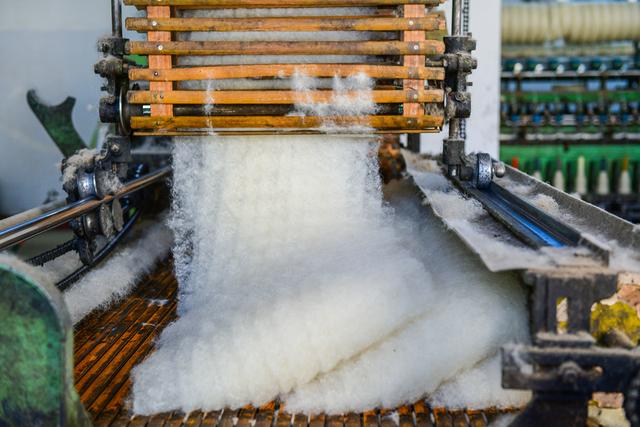 景泰:非物质文化遗产纯羊毛手工栽绒地毯加工坚持传统,技艺精湛